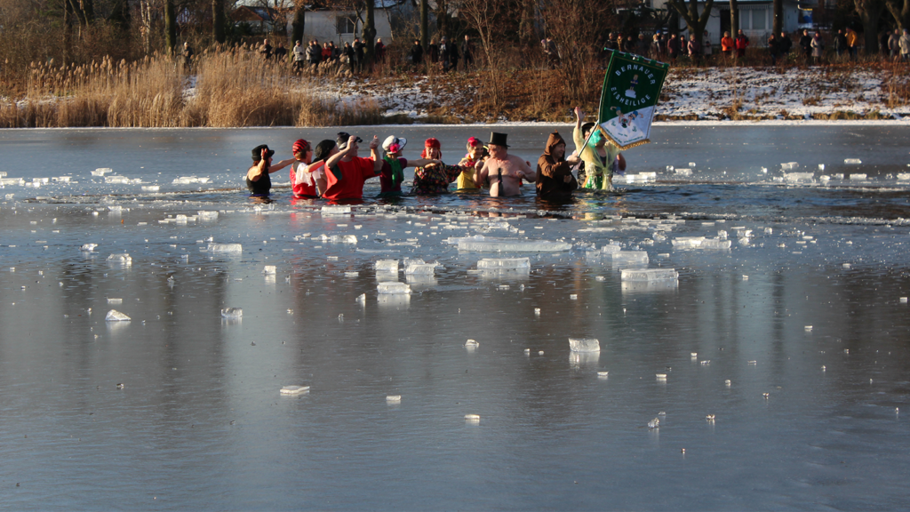 Banho em lago congelado em Berlim