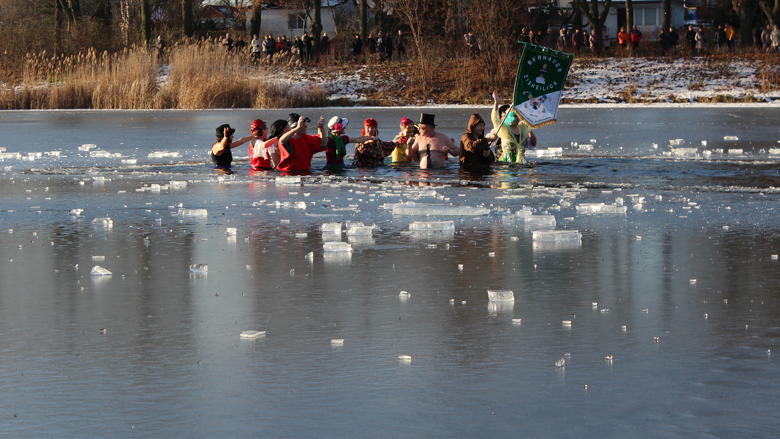 Alemães tomam banho em lago congelado no inverno