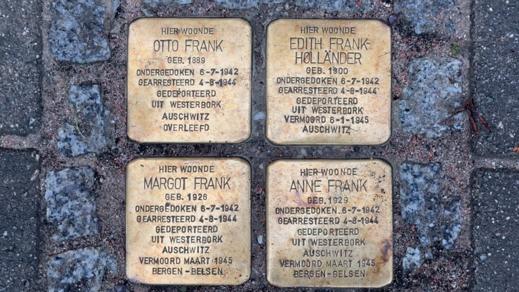 Pedras do tropeço homenageando Anne Frank e sua família em Amsterdam
