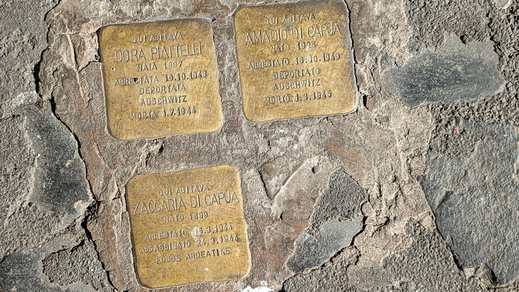 Pedras do Tropeço homenageando vítimas do nazismo em Roma