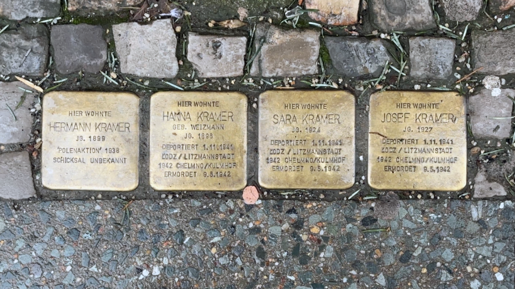 Pedras do Tropeço homenageando uma família inteira em frente ao seu último endereço