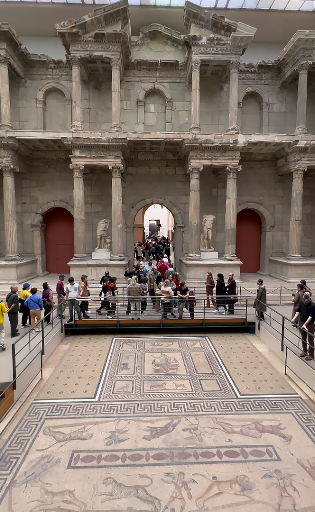 A Porta do Mercado de Mileto é um grande monumento de mármore no Museu Pergamon em Berlim, Alemanha