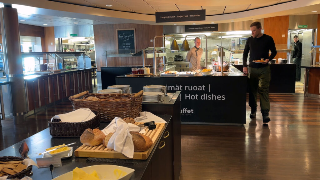 Buffet livre de café da manhã na balsa entre a Finlândia e a Estônia