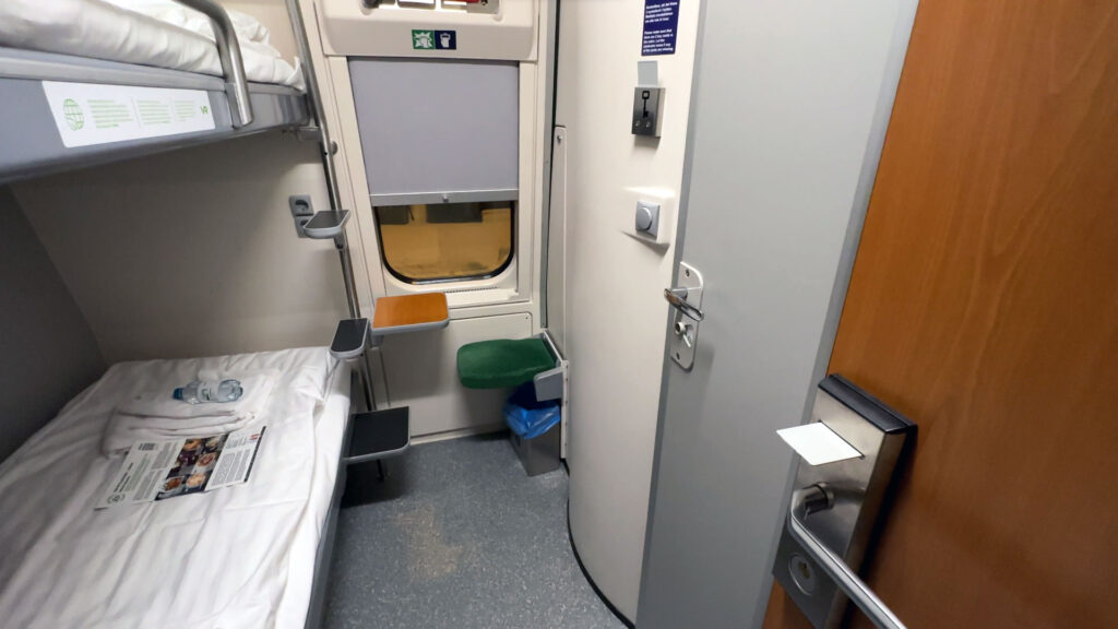 Cabine privativa com banheiro no trem noturno na Finlândia