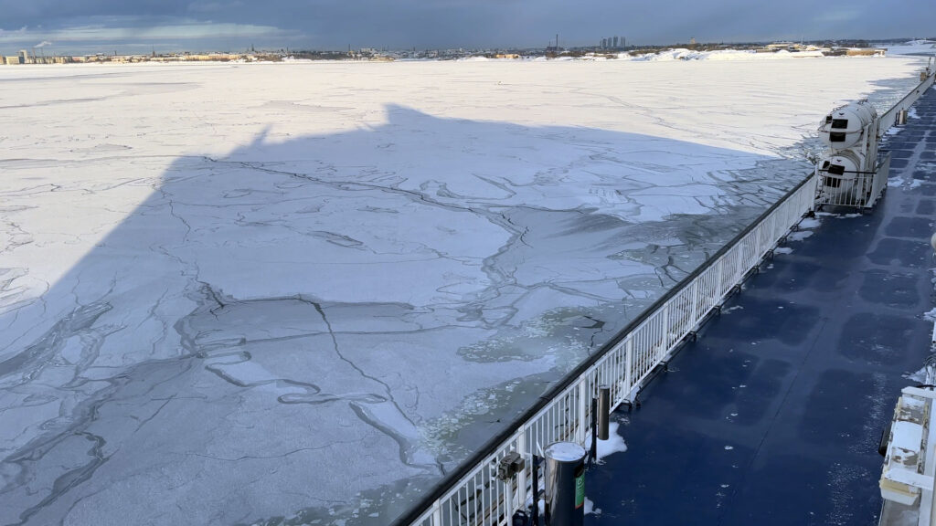 Mar congelado entre a Finlândia e a Estônia, visto do barco que vai de Helsinque a Talín