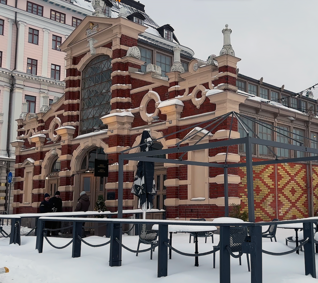 Como aproveitar o inverno em Helsinki comendo nos mercados públicos